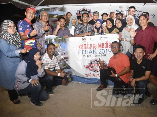 Ahmad Faizal (tengah) bersama sebahagian peserta Kembara Media Perak 2019.- Foto Jabatan Penerangan Malaysia