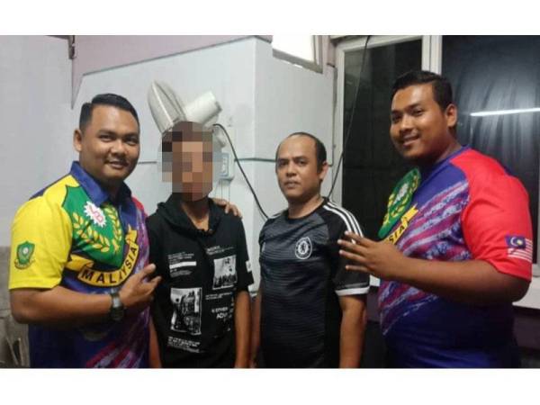 (Noorman (kiri) ketika bertemu dengan mangsa (dua kiri) di kediamannya, semalam.