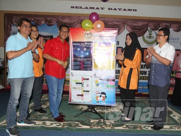 Ahmad Faizal (tengah) menyempurnakan gimik perasmian Kem Jati Diri Kepimpinan Pelatih Perintah Khidmat Masyarakat Peringkat Zon Utara Jabatan Kebajikan Masyarakat 2019 di Institut Kepimpinan dan Pembangunan, Universiti Teknologi Mara Tanjong Tualang di sini hari ini.