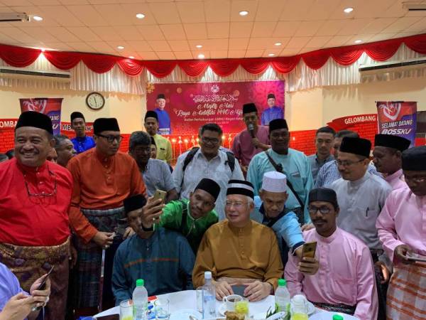 Sebahagian orang asli yang turut berswafoto bersama Najib ketika bersama-sama memeriahkan sambutan Hari Raya di Bangunan UMNO Kelantan.