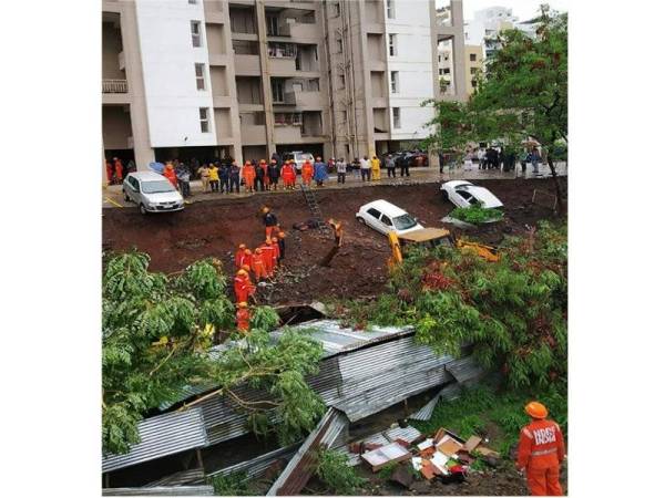 Pekerja keselamatan mencari mangsa di lokasi runtuhan di bandar Pune yang mengorbankan sekurang-kurangnya 15 nyawa pada hari ini. - Foto AFP
