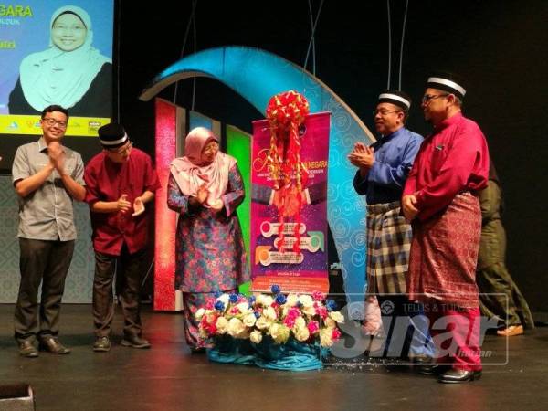 Fuziah selepas memotong reben sebagai simbolik perasmian Program Perhimpunan Perpaduan Demi Negara dan Majlis Jalinan Muhibah Aidilfitri Peringkat negeri, di sini hari ini.