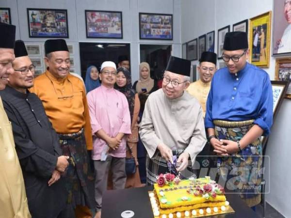 Tengku Razaleigh memotong pulut kuning simbolik perasmian Pertubuhan Kebajikan Asnaf Gua Musang (PEKA GM).