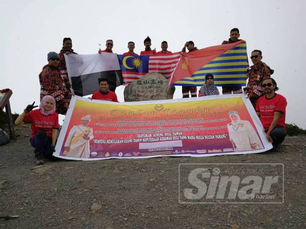 Sebahagian daripada 21 pendaki program Eksplorasi Gunung Syue, Taiwan yang berjaya sampai ke puncak berketinggian 3,886 meter.