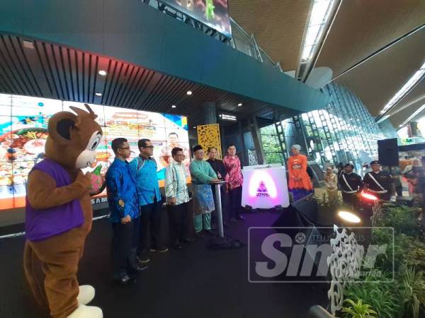 Menteri Besar Selangor, Amirudin Shari merasmikan pelancaran Tahun Melawat Sepang 2020 dan Festival Kebudayaan dan Warisan di Lapangan Terbang Antarabangsa Kuala Lumpur(KLIA) di sini.