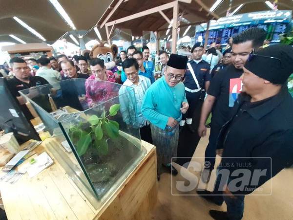 Amirudin dibawa melawat beberapa gerai pameran ketika Majlis Pelancaran Tahun Melawat Sepang dan Festival Kebudayaan dan Warisan di Lapangan Terbang Antarabangsa Kuala Lumpur di sini.