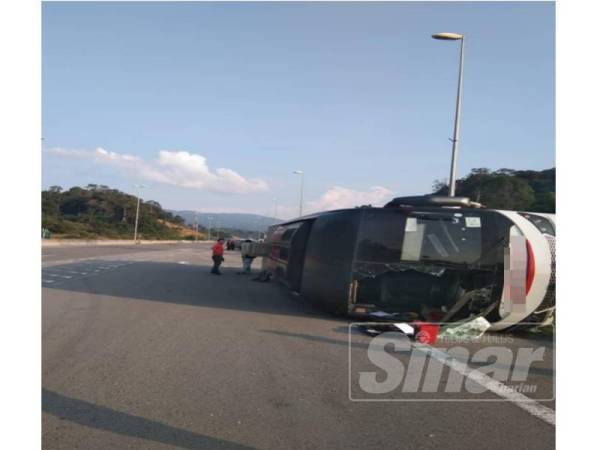 Keadaan bas yang terbalik di lokasi kejadian terbabit