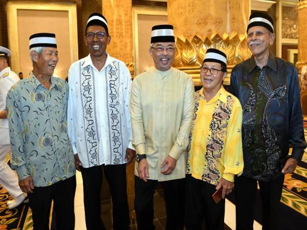 Yang di-Pertuan Agong Al-Sultan Abdullah Ri'ayatuddin Al-Mustafa Billah Shah berkenan beramah mesra bersama guru-guru yang pernah mengajar baginda (dari kiri) Tan Kat Seng, Arulnandy Subramaniam, Chiew Seng Van dan Anzani Danapaul pada Majlis Tea Party Sekolah St Thomas Alumni di Istana Negara hari ini. - FOTO BERNAMA