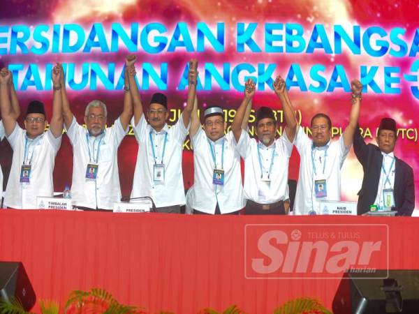 Abdul Fattah (tengah) bersama barisan kepimpinan baru Angkasa selepas diumumkan mempertahankan jawatan pada Persidangan Kebangsaan Tahunan Angkasa di Kuala Lumpur. FOTO SHARIFUDIN ABDUL RAHIM