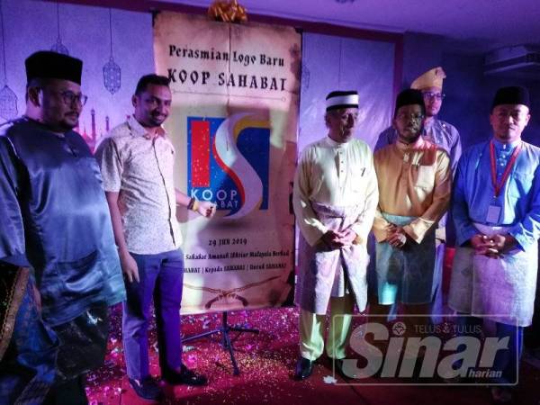 Pelancaran logo baharu KoopSahabat disempurnakan Pengarah Urusan Amanah Ikhtiar Malaysia, Mohamed Shamir Abdul Azizi di sini malam tadi.