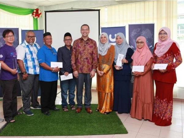 Hasnul Fadhly (lima dari kanan) bergambar bersama enam peserta yang terpilih menerima anugerah kecemerlangan.