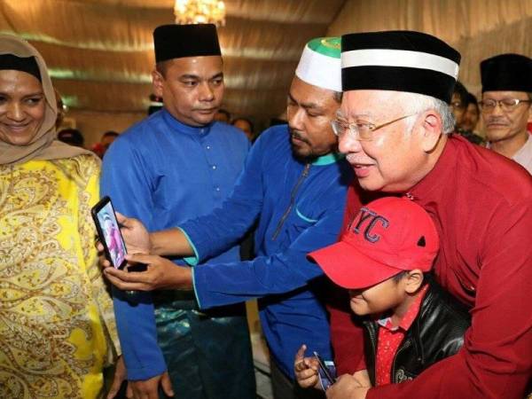 Najib bersama orang ramai pada Program Rumah Terbuka Bossku di Seksyen 7 di sini malam tadi. - FOTO FACEBOOK NAJIB