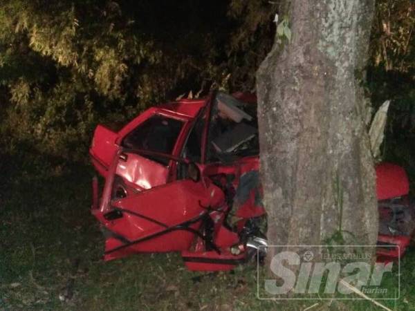 Keadaan kereta yang dipandu mangsa rosak teruk selepas melanggar pokok.