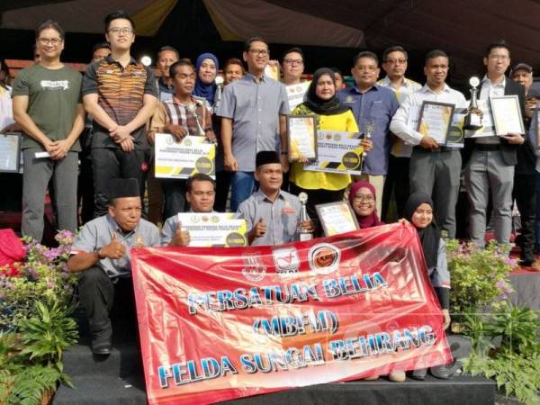 Ahmad Faizal bersama sebahagian penerima anugerah sempena majlis berkenaan.