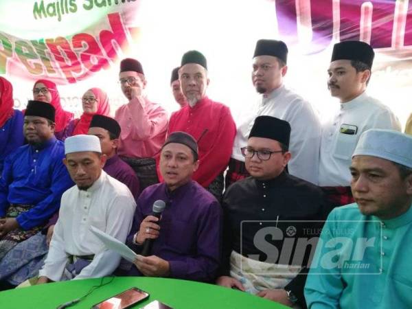 Kamaruzaman (duduk tengah) pada sidang media di Majlis Jamuan Hari Raya Perpaduan Ummah di Bangi hari ini.
