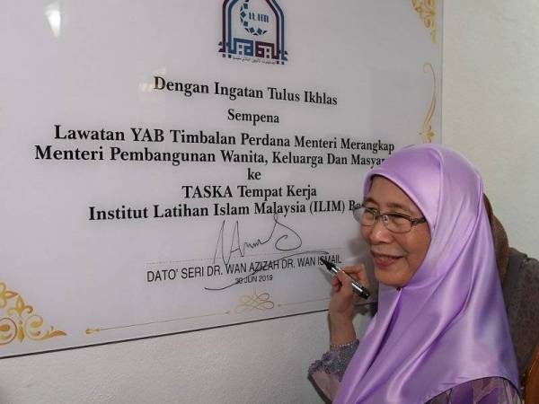 Datuk Seri Dr Wan Azizah Wan Ismail menandatangani plak lawatan ke Taska Tempat Kerja Institut Latihan Islam Malaysia (ILIM) sempena Majlis Penutup Program Khalifah Junior 2019 hari ini. Foto: Bernama