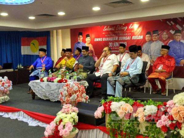 Khairy (tiga, kiri) ketika mengikuti Persidangan Umno Bahagian Sungai Buloh yang berlangsung di Ibu Pejabat Umno Selangor hari ini.