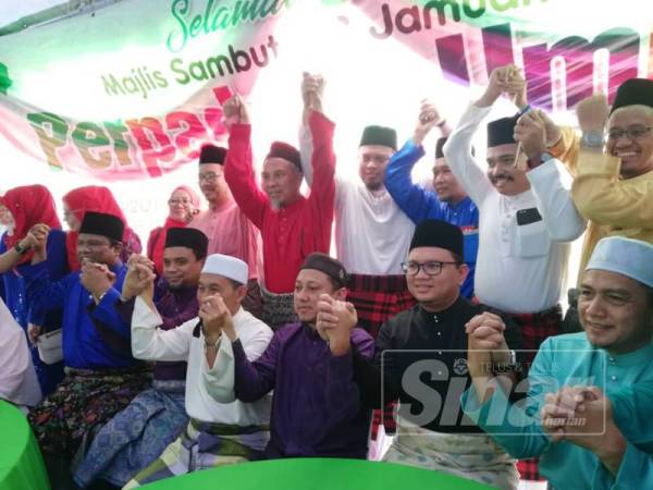 Kamaruzaman (duduk tengah) pada sidang media di Majlis Jamuan Hari Raya Perpaduan Ummah di Bangi hari ini.