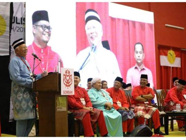 Najib menghadiri dan merasmikan Mesyuarat Perwakilan Pemuda UMNO Bahagian Gombak hari ini. - Kredit foto: Facebook Najib
