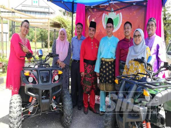 Dr Mohd Salleh (empat, kiri) bersama Amran (empat, kanan) ketika hadir Majlis Hari Raya di IKPK Bukit Sireh, hari ini.