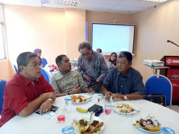 Abdul Rahman (dua dari kanan) beramah mesra bersama bekas waklil rakyat yang hadir pada majlis berkenaan.