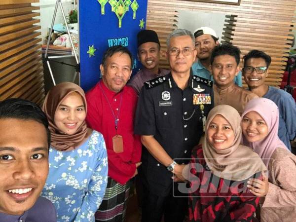 Hasanudin (tengah) bergambar bersama media pada Majlis Sambutan Hari Raya Bernama, di sini hari ini.