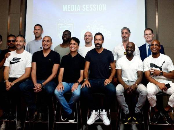 (Berdiri dari kiri) Marco Materrazi , Louis Saha, Esteban Cambiasso, Martin Prest, Alistair Edwards (duduk dari kiri) Gianluca Zambrotta, David Trezeguet, Bebeto, Robert Pires, Claude Makelele dan Florent Malouda selepas sidang media mengenai perlawanan amal JDT All Stars hari ini. - Foto Bernama