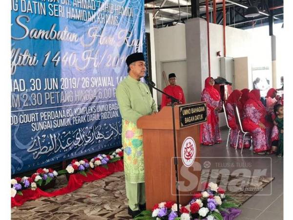 Ahmad Zahid berucap pada Majlis Sambutan Aidilfitri di Food Court Perdana BD, Kompleks UMNO Bagan Datuk, Sungai Sumun, di sini, hari ini