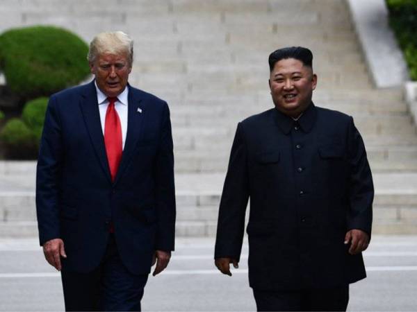 Pemimpin Korea Utara, Kim Jong-un dan Presiden AS, Donald Trump bertemu di Zon Bebas Tentera di Panmunjom hari ini. - Foto AFP