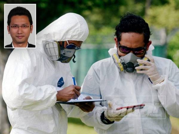 Anggota Jabatan Alam Sekitar (JAS) sedang melakukan pemeriksaan bacaan kualiti udara di kilang-kilang berhampiran kawasan Pasir Gudang baru-baru ini. - Gambar kecil: Prof Madya Mohd Fadhil Md Din