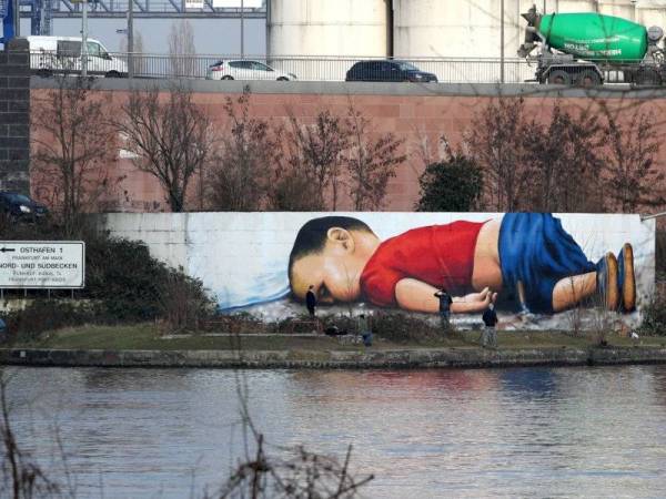 Grafiti memaparkan imej pelarian kanak-kanak Syria, Alan Kurdi di Frankfurt am Main, Jerman. - Foto AFP
