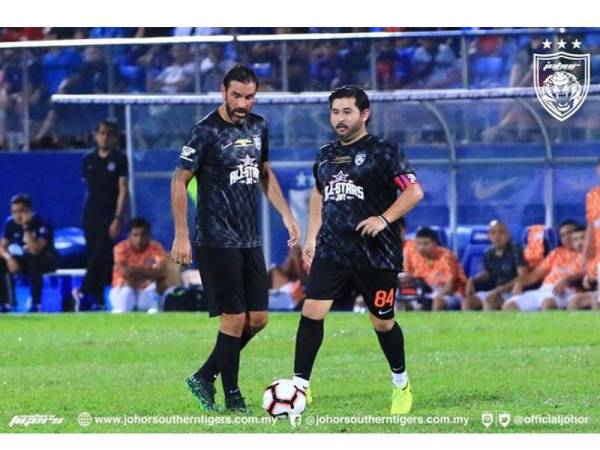 Tunku Ismail bergandingan dengan Robert Pires di posisi tengah dalam perlawanan amal JDT Allstars