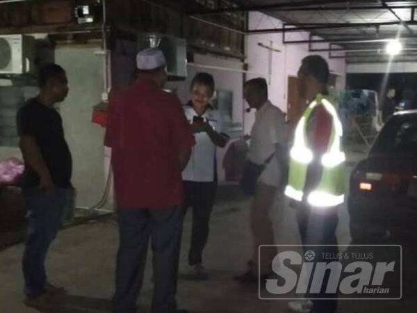 Anggota polis tiba di lokasi kejadian bagi menjalankan siasatan.