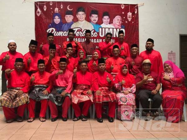 Sham (hadapan, empat kiri) teruja menganjurkan Rumah Terbuka Aidilfitri bersama barisan kepimpinan UMNO bahagian Bagan Serai hari ini.