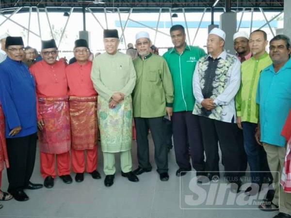 Ahmad Zahid (empat, kiri) dan Misbahul Munir (lima, kanan) bersama-sama pimpinan UMNO Bahagian Bagan Datuk dan Pas Kawasan Bagan Datuk pada Majlis Sambutan Hari Raya Aidilfitri di Food Court Perdana BD, Kompleks UMNO Bagan Datuk, Sungai Sumun di sini hari ini.