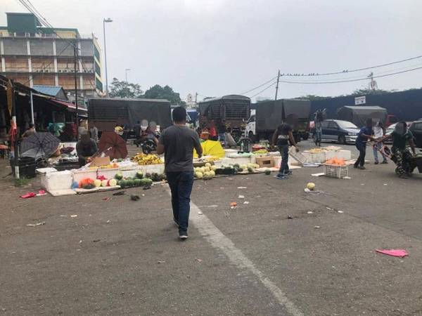 Peniaga bertindak melarikan diri dan meninggalkan barang jualan masing-masing ketika serbuan oleh penguat kuasa DBKL. FOTO: FB Dewan Bandaraya Kuala Lumpur