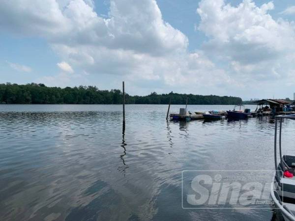 Keadaan Sungai Danga yang dilihat keruh dan berwarna gelap.