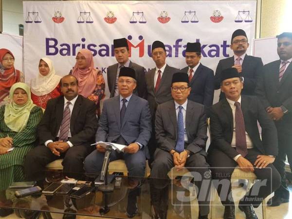 Hasni (duduk, tengah) pada sidang media di lobi Bangunan Sultan Ismail.