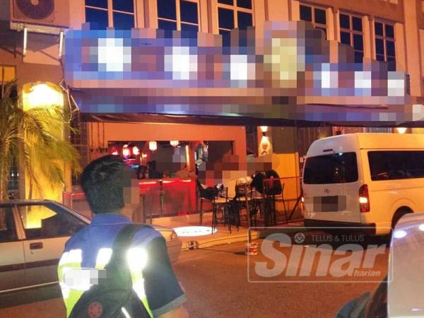 Polis melakukan operasi di sebuah kelab di Sungai Petani, semalam.