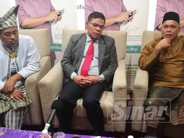 Saifuddin Nasution (tengah) menjawab soalan pemberita ketika hadir pada Majlis Sambutan Aidilfitri Raffcomm Sdn Bhd di salah sebuah hotel di sini hari ini