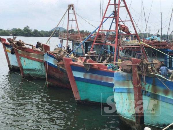 Sebahagian daripada sembilan bot nelayan asing yang dilucut hak oleh Mahlamah Sesyen.Kota Bharu semalam.