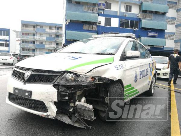 Kenderaan MPV polis yang rosak selepas dirempuh suspek dalam kejadian di Eco Hill, Semenyih, awal pagi tadi.