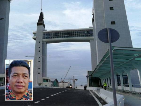 Menara di drawbridge menempatkan restoran, galeri dan anjung tinjau. (Gambar kecil: Mohamad Shoki).
