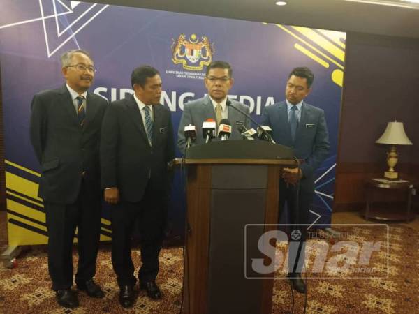 Saifuddin ketika bercakap pada sidang media di sini hari ini.
