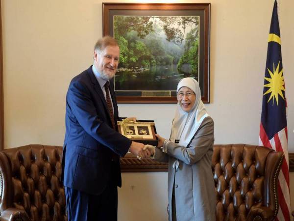 Timbalan Perdana Menteri Datuk Seri Dr Wan Azizah Wan Ismail (kanan) menyampaikan cenderahati kepada Eamon Hickey ketika menerima kunjungan hormat perpisahan Duta Besar Ireland ke Malaysia itu di pejabatnya di Bangunan Perdana Putra hari ini.- FOTO BERNAMA
