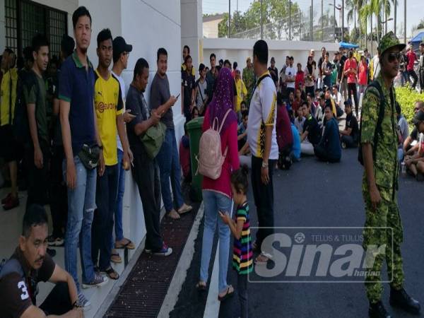 Sebahagian penyokong Perak beratur di hadapan kaunter tiket.