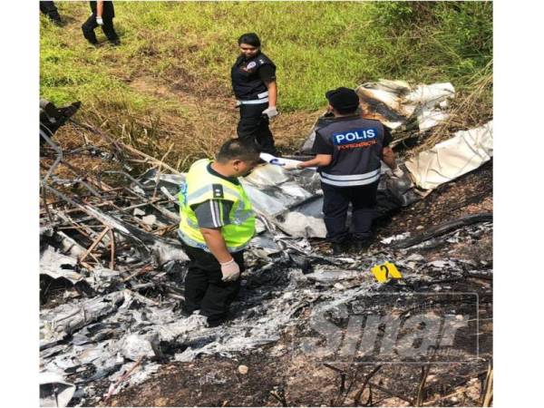 Polis menjalankan siasatan di lokasi.