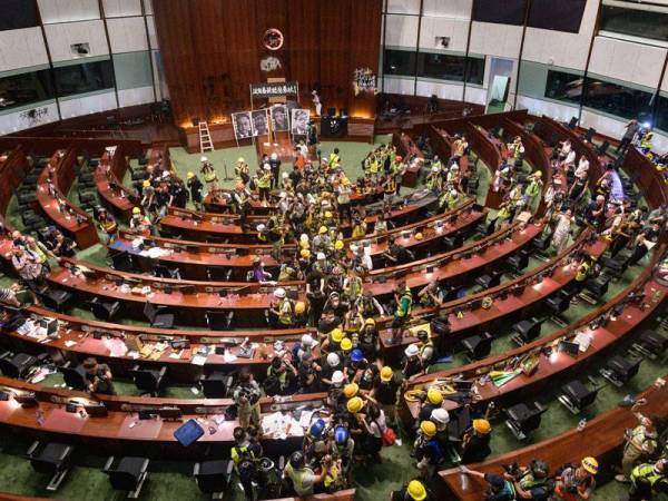  Mereka menyerbu masuk bangunan Parlimen dan turut menconteng grafiti antikerajaan.