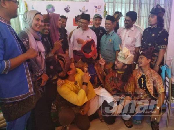 Shahruddin (baris dua, empat, kanan) dan Nadzim (belakang, dua, kanan) beramah mesra dengan tetamu yang hadir sempena Majlis Jamuan Mesra Raya Meraikan Warga Istimewa dan Rakan Media PPIM di Ali Grand Hall Wangsa Maju, di sini hari ini.