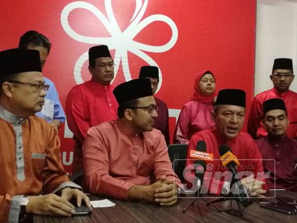 Razali (tiga,kanan) bersama Mohd Rafiq ketika sidang media, hari ini.